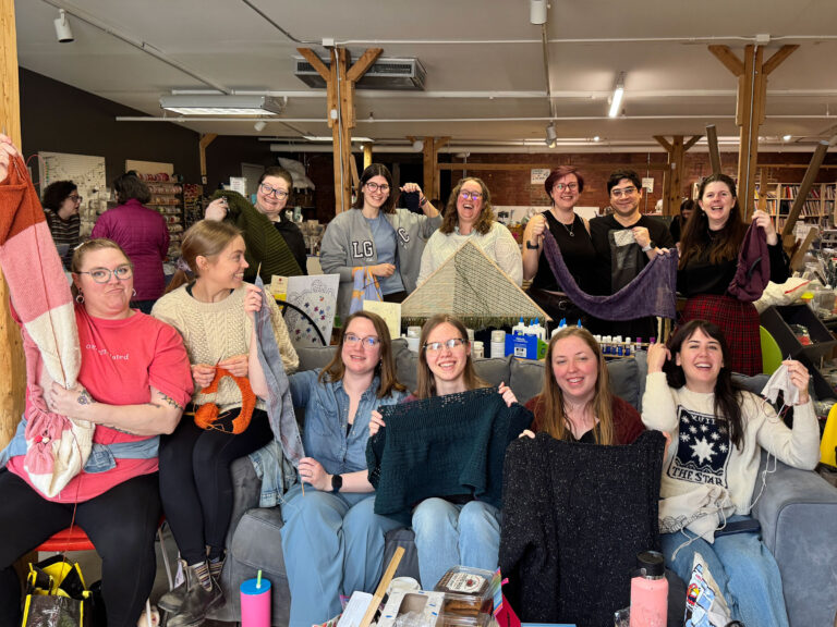 Les fans de fibre du Vermont tricotent pour la nourriture lors d'un marathon de tricot à Burlington