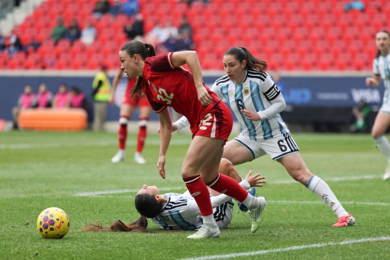 À peine un an après son existence, la NSL a un impact sur le programme national des femmes du Canada
