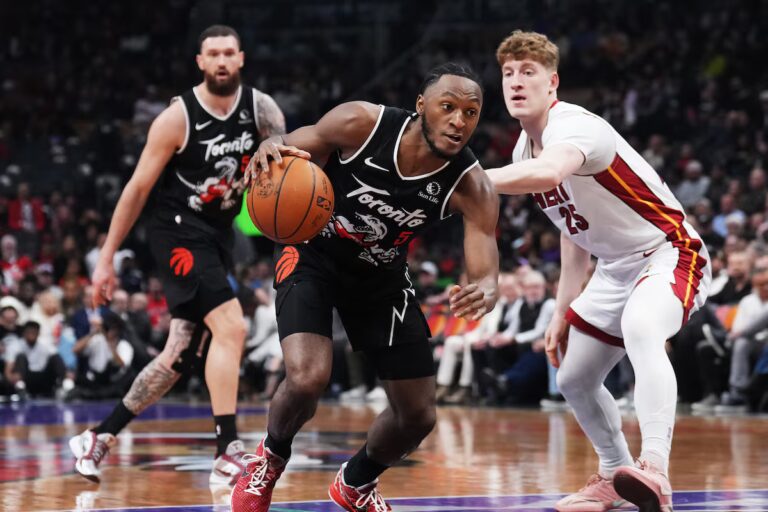 Blessé au début des séries éliminatoires, Quickley des Raptors veut désespérément "être sur le terrain"