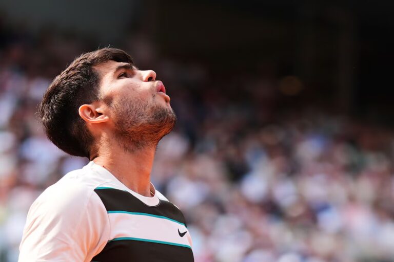 Carlos Alcaraz, double champion en titre, absent de Roland-Garros en raison d'une blessure au poignet