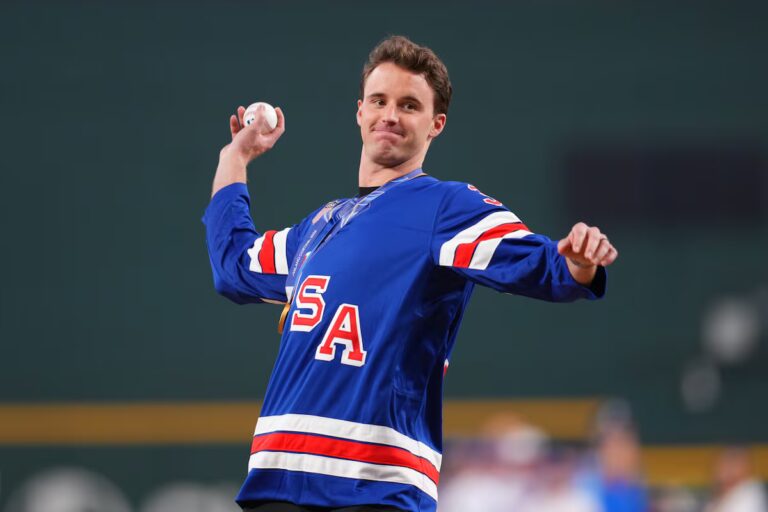 Jack Hughes et Aerin Frankel font la tournée des médailles d'or olympiques au Yankee Stadium