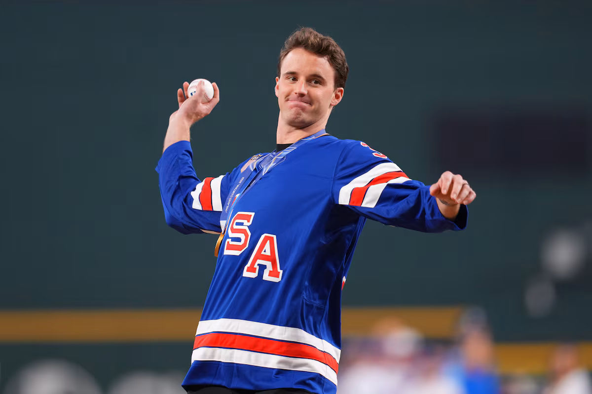 Jack Hughes et Aerin Frankel font la tournée des médailles d'or olympiques au Yankee Stadium