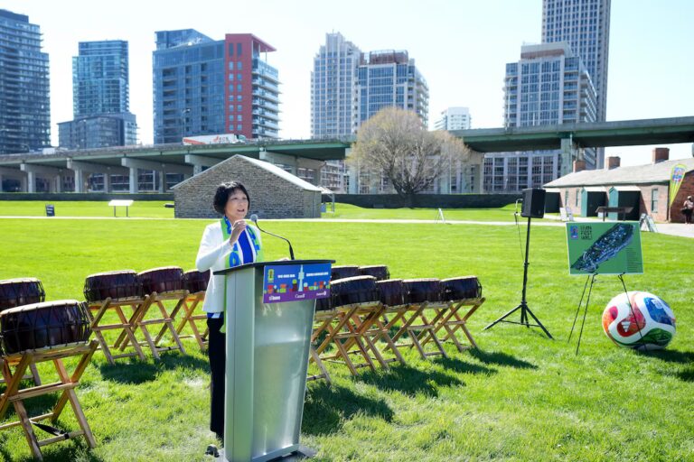 La mairesse de Toronto, Olivia Chow, fait un discours ouvert aux sponsors du festival des fans de la Coupe du monde