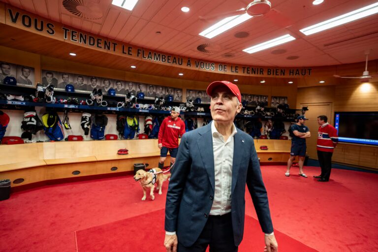 Le PM Mark Carney a visité le vestiaire des Canadiens après une grande victoire contre le Lightning