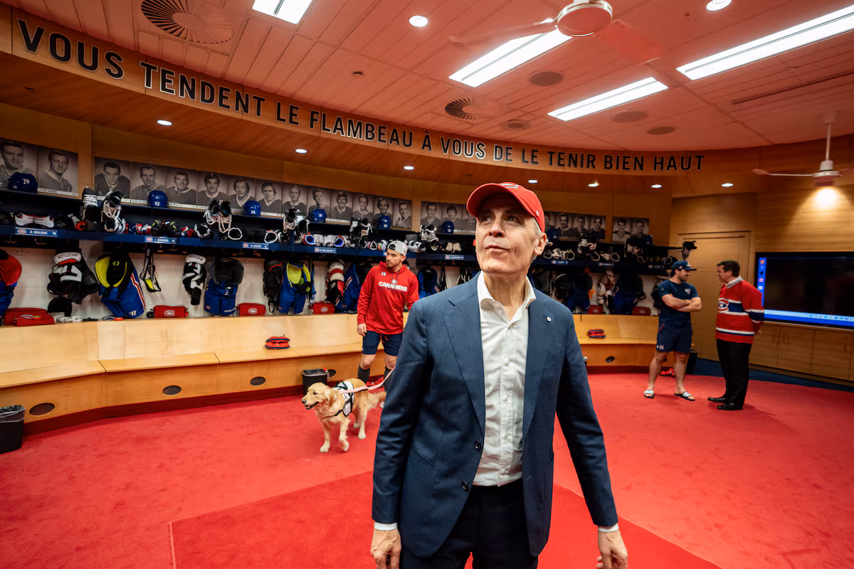 Le PM Mark Carney a visité le vestiaire des Canadiens après une grande victoire contre le Lightning