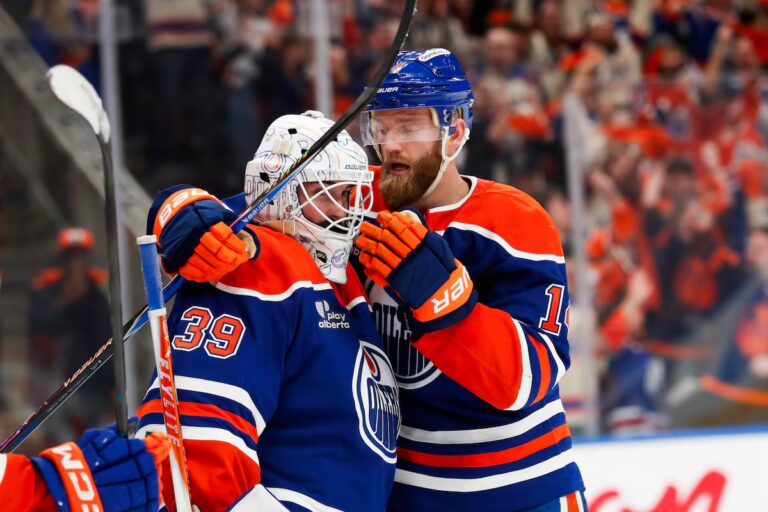 Le gardien de but Connor Ingram fait du travail pour les Oilers lors de leur première victoire en carrière en séries éliminatoires