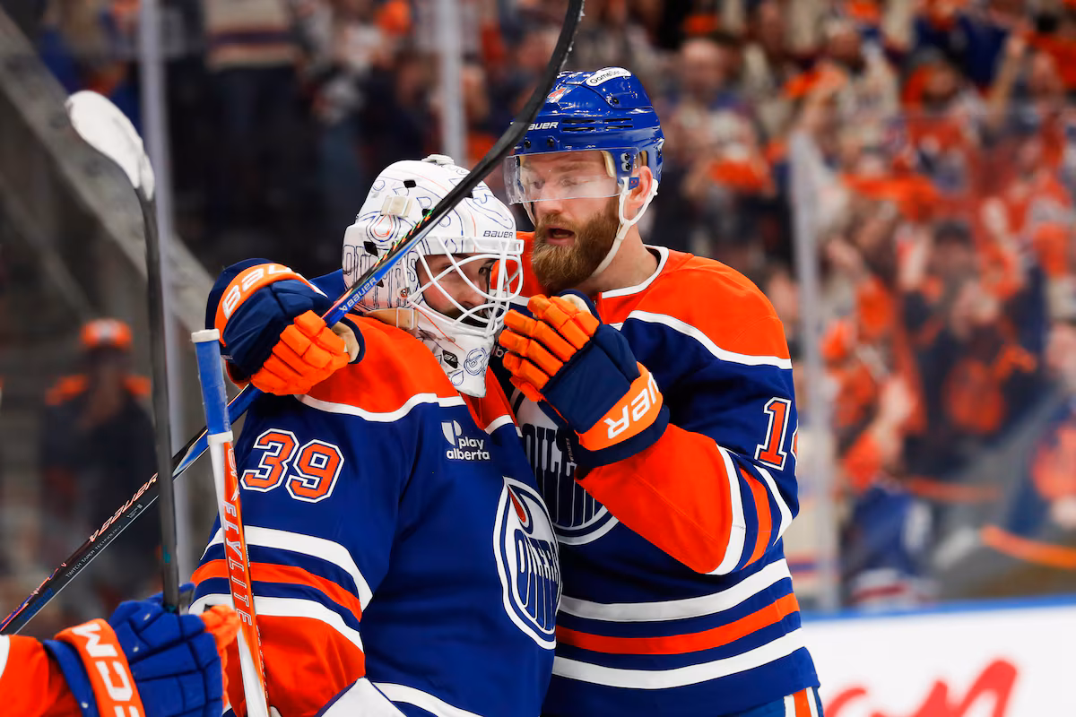 Le gardien de but Connor Ingram fait du travail pour les Oilers lors de leur première victoire en carrière en séries éliminatoires