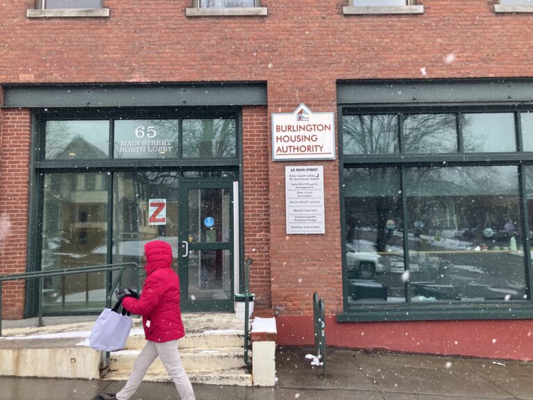 Le gouvernement fédéral demande aux agences de logement de vérifier le statut de citoyenneté des résidents