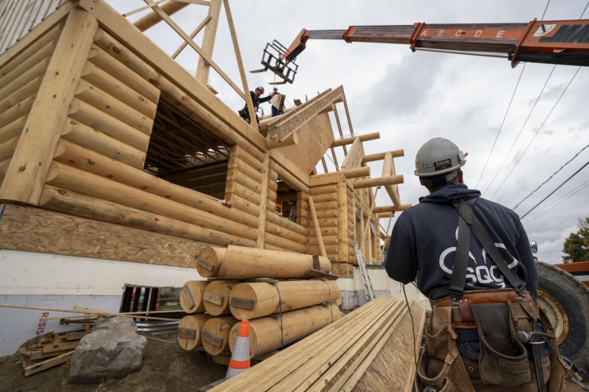 Le ministre de l’Emploi exhorte les jeunes à poursuivre des métiers spécialisés malgré la stigmatisation générationnelle