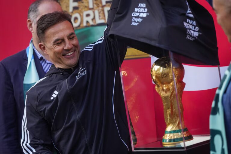 Le trophée de la Coupe du Monde de la FIFA dévoilé à Vancouver pour lancer la tournée nationale