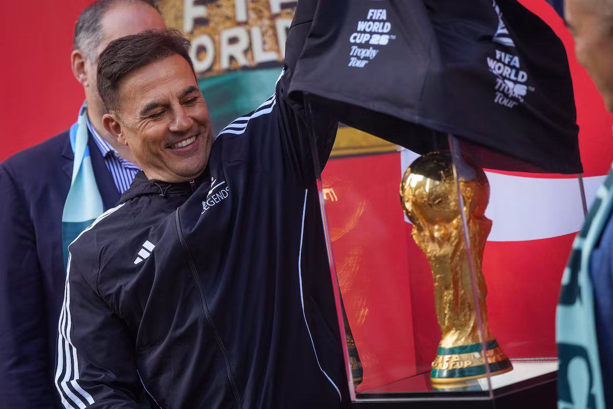 Le trophée de la Coupe du Monde de la FIFA dévoilé à Vancouver pour lancer la tournée nationale