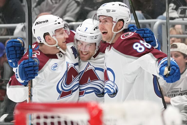 MacKinnon mène l'Avalanche au premier tour contre les Kings, mettant ainsi fin à la carrière d'Anze Kopitar