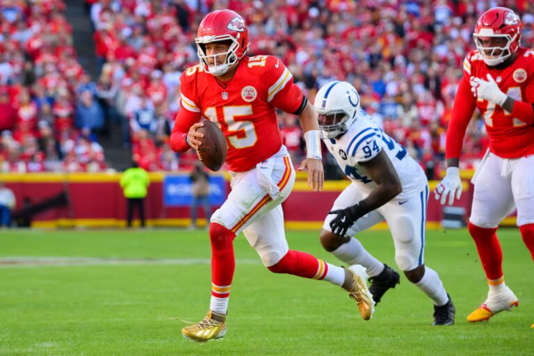 Mahomes assiste au premier programme hors saison de Kansas City alors qu'il réhabilite les ligaments déchirés du genou