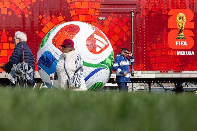 Pour les riches et (parfois) les pauvres, le sport en direct est devenu l'histoire de deux bases de fans.