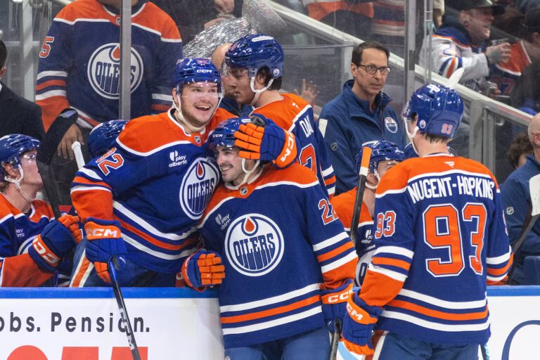 Savoie et McDavid mènent les Oilers en séries éliminatoires à une victoire de 6-1 contre les Canucks