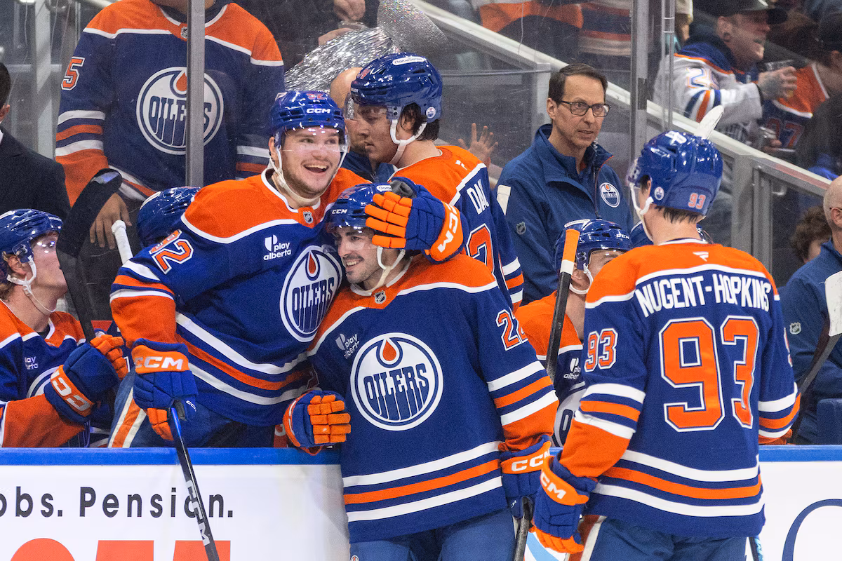 Savoie et McDavid mènent les Oilers en séries éliminatoires à une victoire de 6-1 contre les Canucks