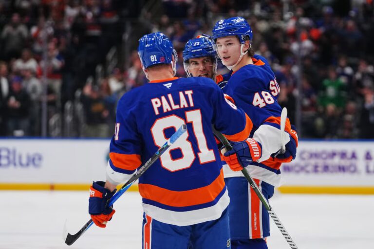 Schaefer égale le record de buts d'un défenseur recrue alors que les Islanders dominent les Leafs 5-3