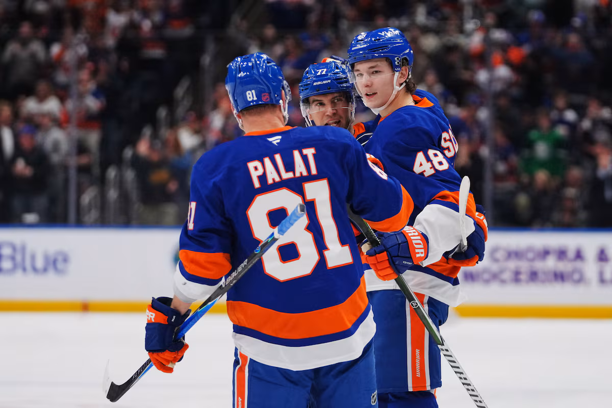Schaefer égale le record de buts d'un défenseur recrue alors que les Islanders dominent les Leafs 5-3