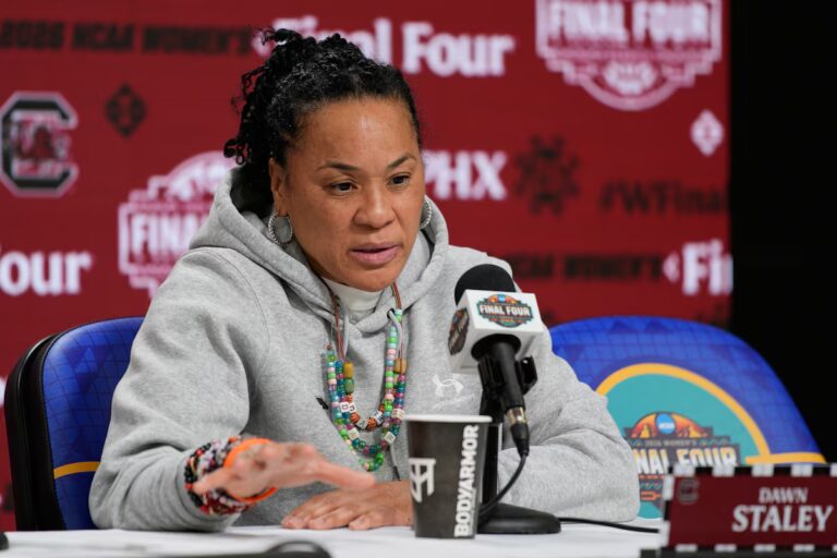 Staley de Caroline du Sud dit qu'il est temps de dépasser son escarmouche du Final Four avec Auriemma d'UConn
