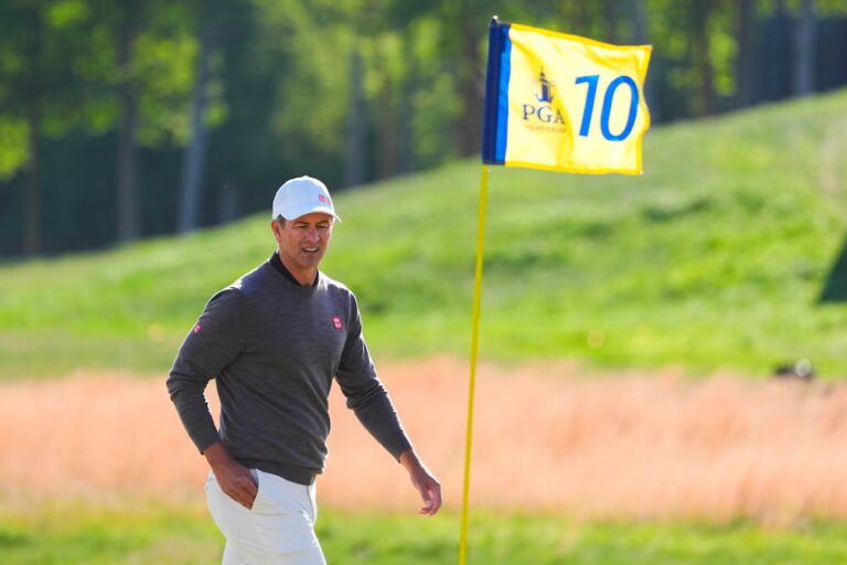 Adam Scott est officiellement prêt pour son 100e tournoi majeur consécutif à l'US Open alors que le peloton commence à se remplir