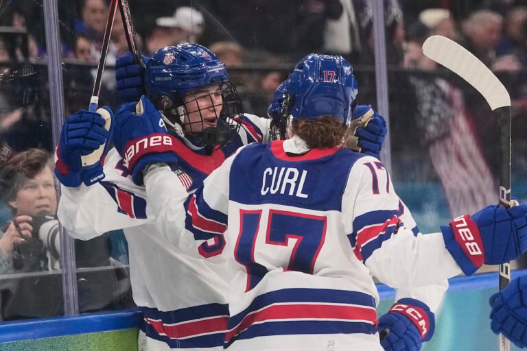 Classe de repêchage de la PWHL dirigée par 5 olympiennes médaillées d'or américaines, dont Caroline Harvey du Wisconsin