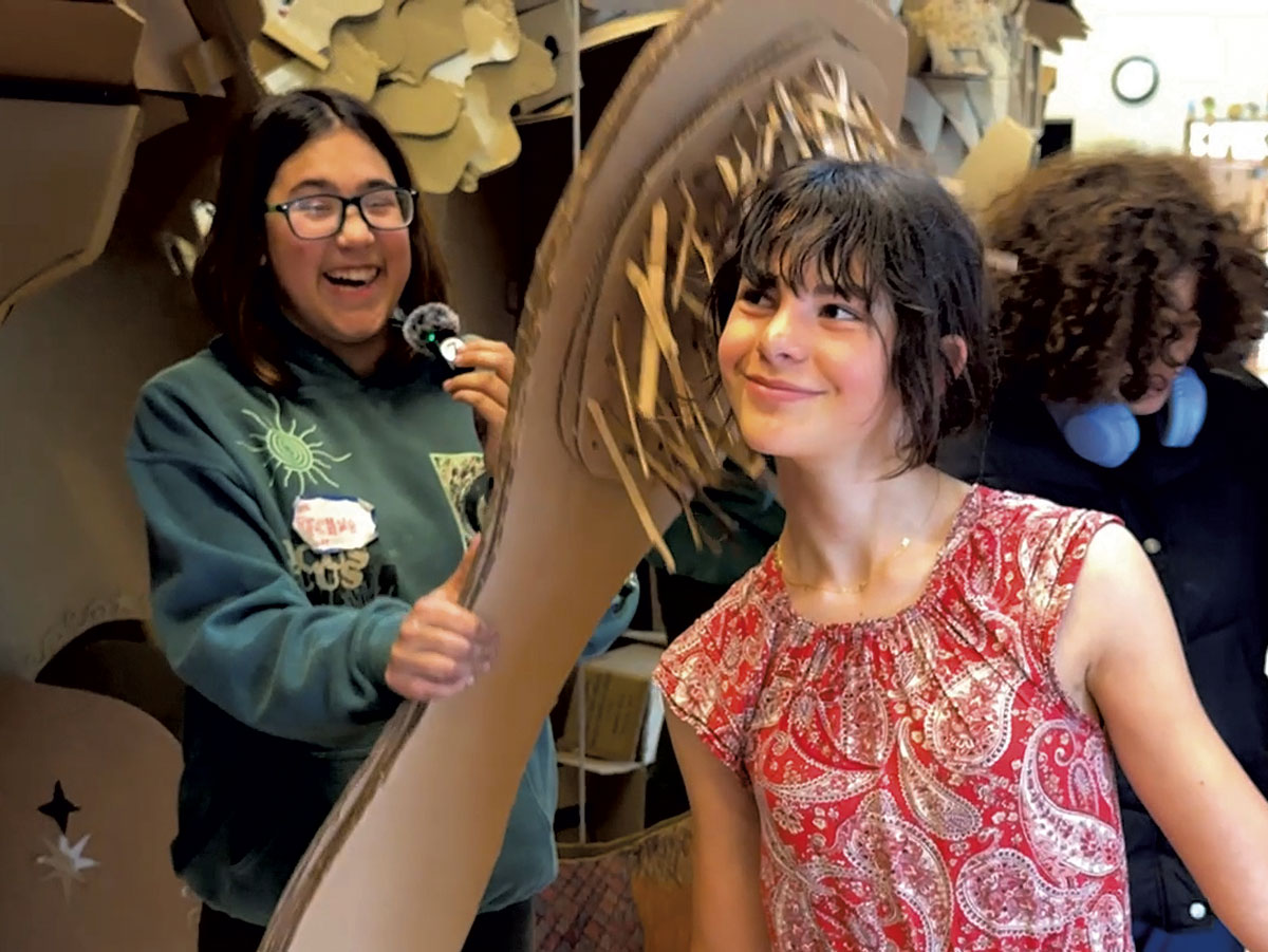 Des étudiants construisent un monde en carton à Greensboro