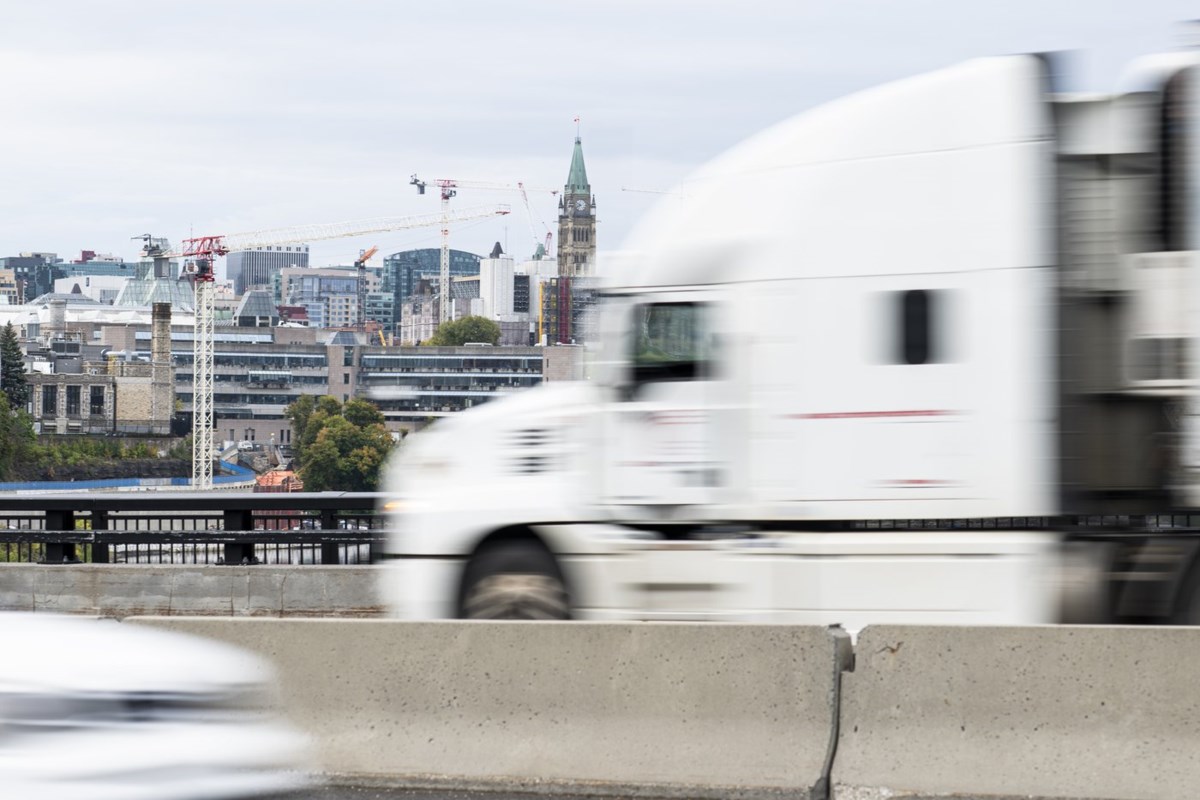 La formation et l'octroi de permis des camionneurs commerciaux posent problème en Ontario, selon le vérificateur général