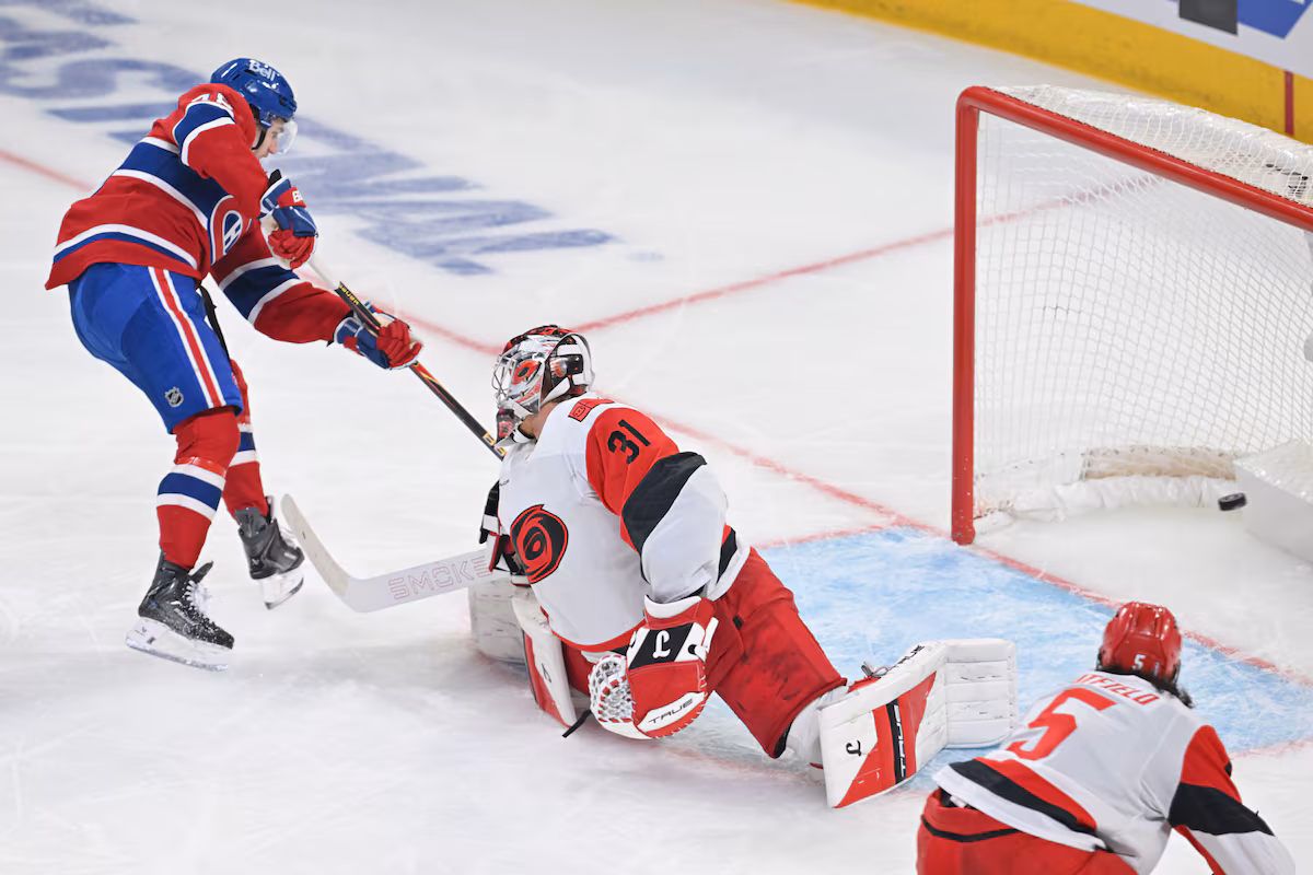 Lane Hutson des Canadiens mène et apprend en séries éliminatoires