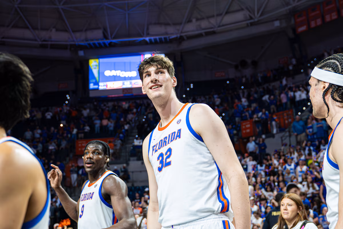 Le basketteur le plus grand du monde, le Canadien de 7 pieds 9 pouces Olivier Rioux, signe avec l'UC Irvine