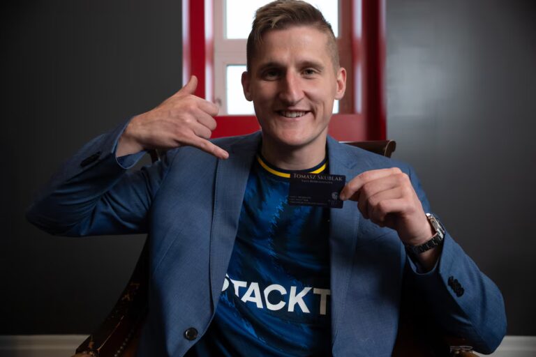 Le joueur de football et agent immobilier de la CPL devient viral après avoir exercé ses deux emplois sur le terrain