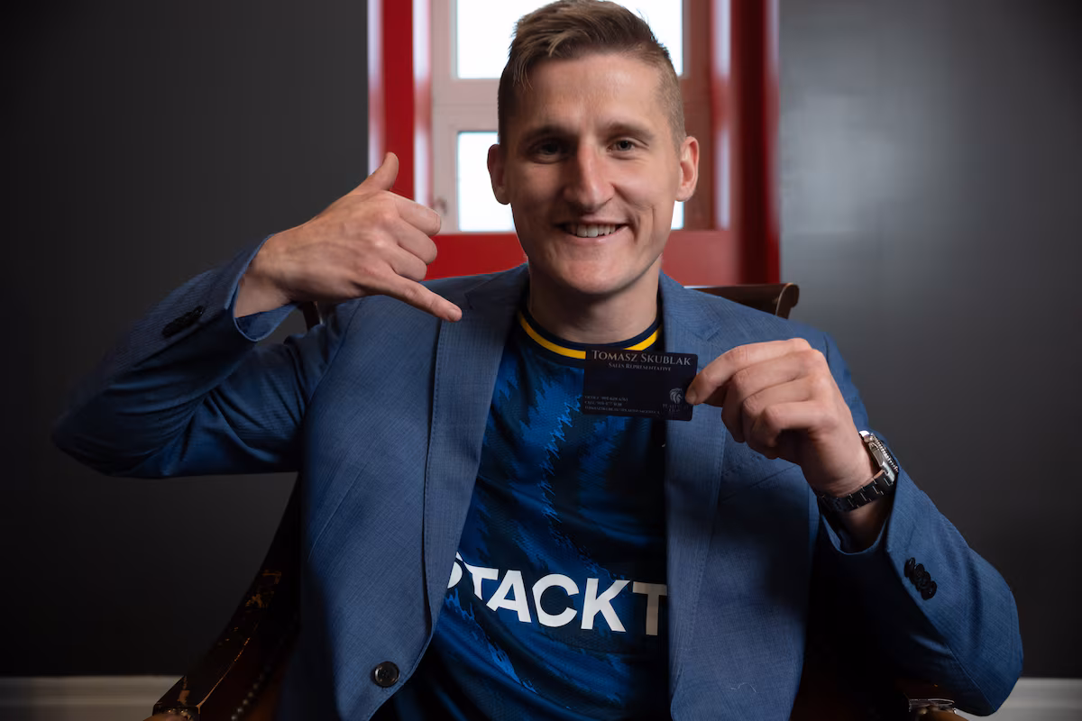 Le joueur de football et agent immobilier de la CPL devient viral après avoir exercé ses deux emplois sur le terrain