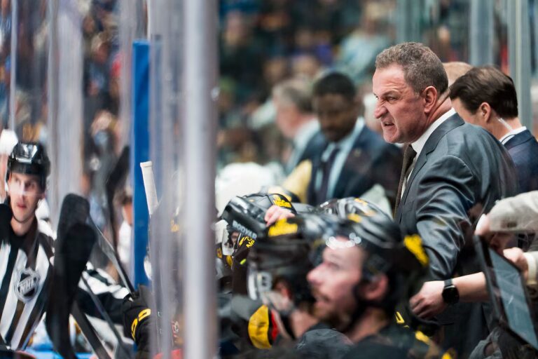 Les Canucks de Vancouver licencient l'entraîneur-chef Adam Foote après avoir terminé dernier de sa seule saison