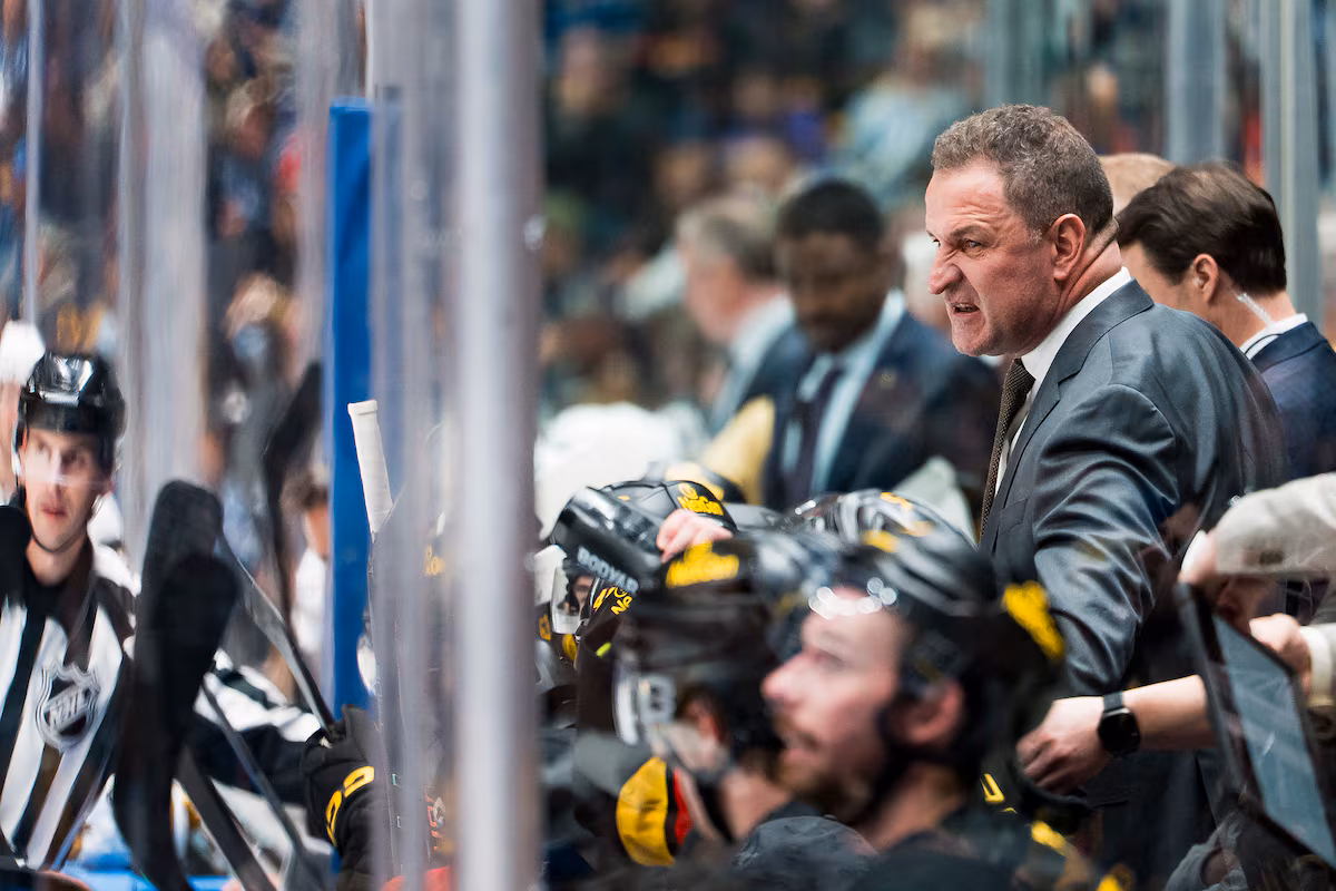 Les Canucks de Vancouver licencient l'entraîneur-chef Adam Foote après avoir terminé dernier de sa seule saison