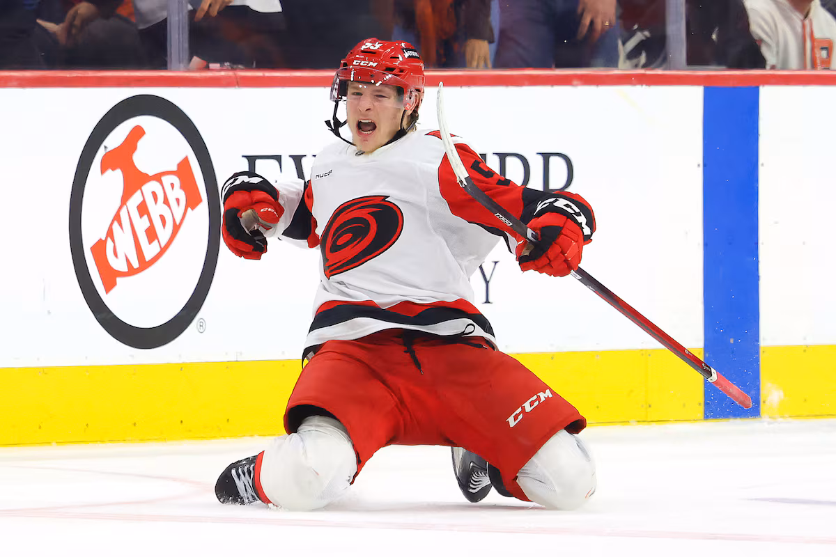 Les Hurricanes scellent le balayage des Flyers et se qualifient pour la finale de conférence grâce au vainqueur de Jackson Blake en prolongation