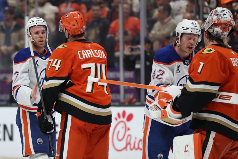 Les Oilers éliminés des séries éliminatoires après une défaite de 5-2 contre les Ducks lors du sixième match