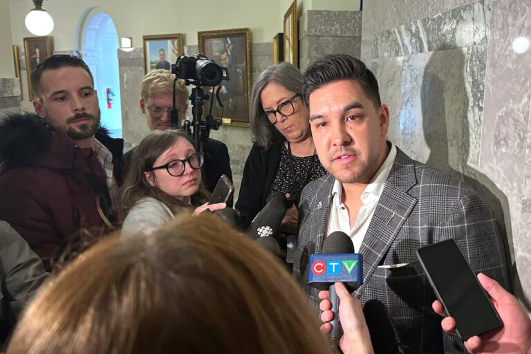 Les conservateurs unis de l'Alberta accueillent de nouveau un ancien député d'arrière-ban et porte-parole