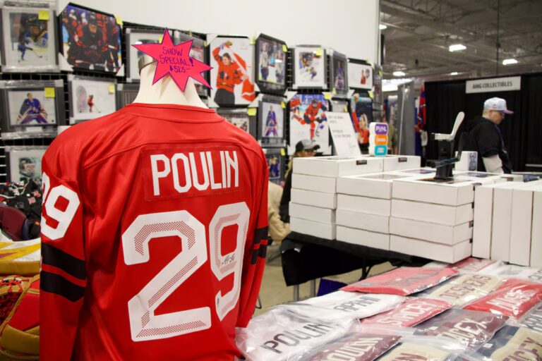 Les vendeurs de la Toronto Sports Card Expo et les participants remarquent une augmentation du nombre de cartes de hockey féminin