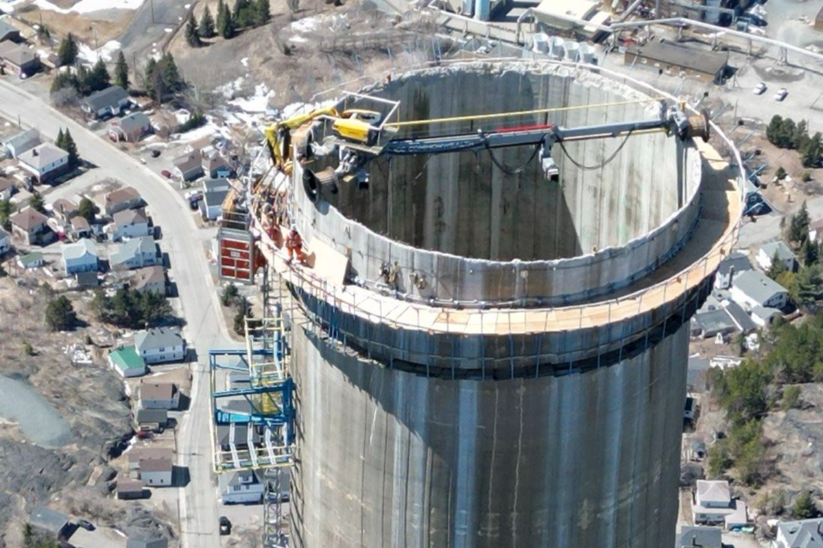 Levez les yeux, regardez bien haut ! Le Superstack continue de baisser