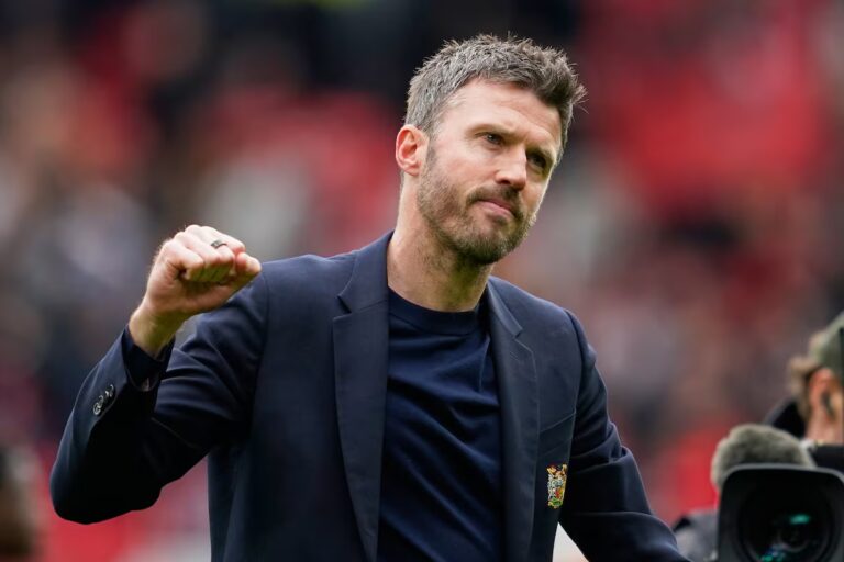Manchester United nomme Carrick entraîneur permanent pour un contrat de deux ans