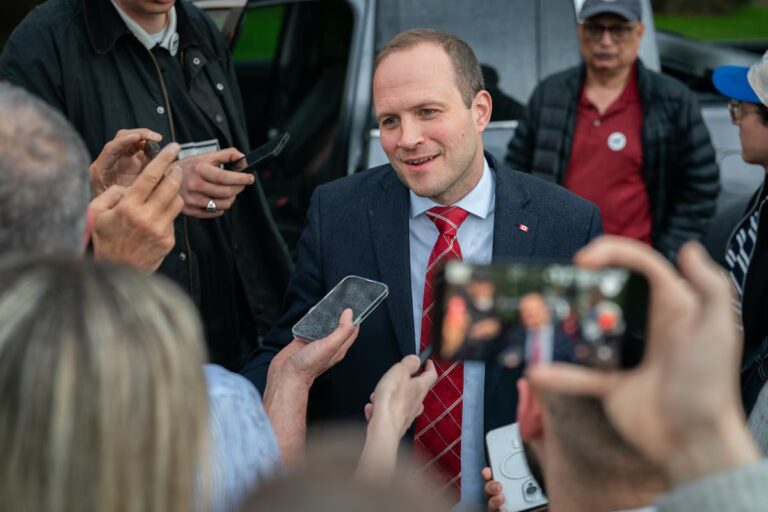 Nate Erskine-Smith demande conseil sur les prochaines étapes après la perte de la nomination