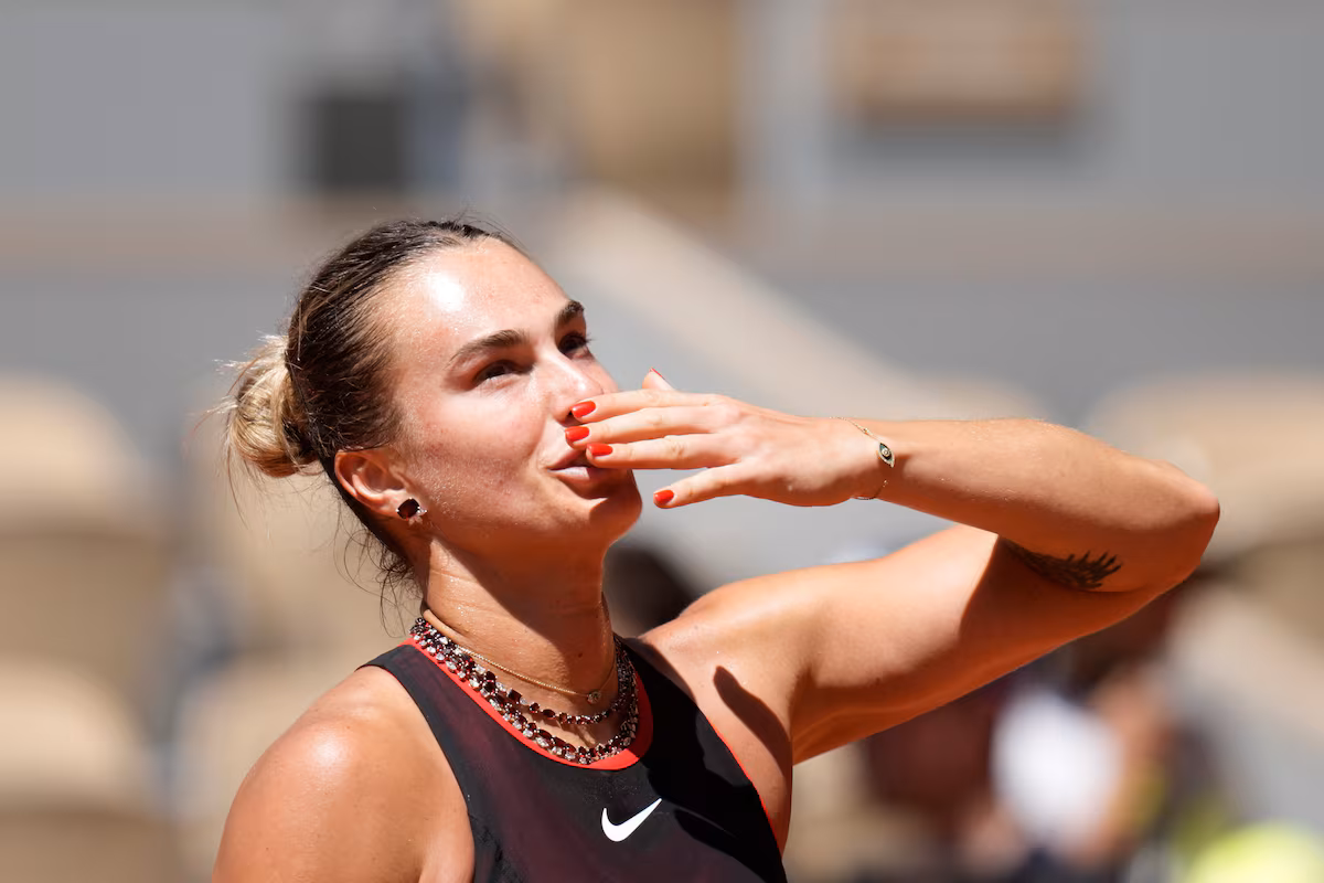 Sabalenka et ses colliers brillent lors de la victoire de Roland-Garros tandis que Gauff, Osaka et Sinner progressent