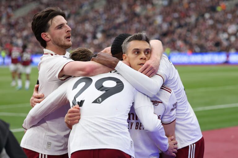 Un but tardif et un appel dramatique du VAR aident Arsenal à garder le contrôle de la course au titre en Premier League