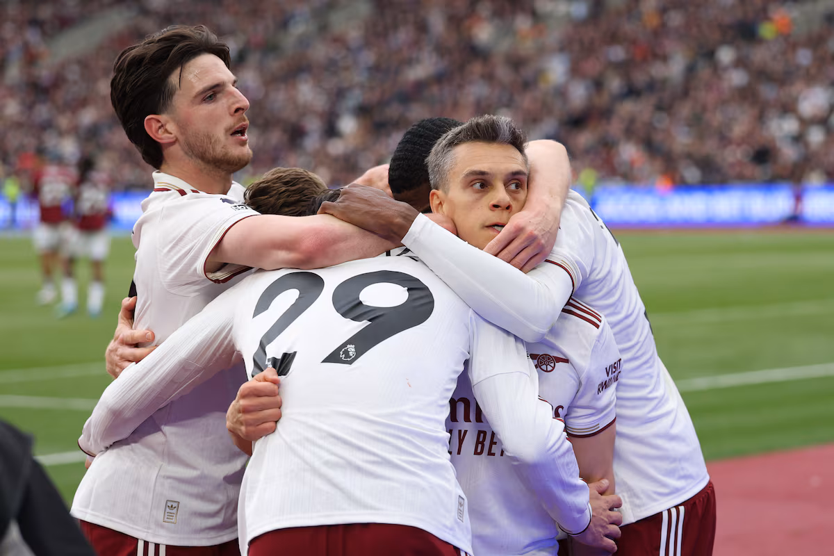 Un but tardif et un appel dramatique du VAR aident Arsenal à garder le contrôle de la course au titre en Premier League