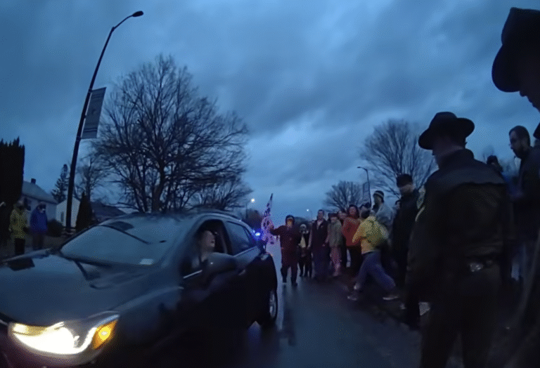 Une femme citée pour avoir conduit en direction de la police et des manifestants lors d'un raid de l'ICE