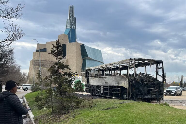 Une jeune fille de 15 ans accusée d'incendie criminel après l'incendie du bus d'une équipe de baseball de la ligue mineure américaine à Winnipeg