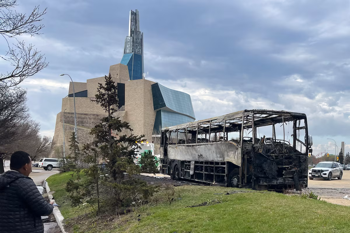 Une jeune fille de 15 ans accusée d'incendie criminel après l'incendie du bus d'une équipe de baseball de la ligue mineure américaine à Winnipeg
