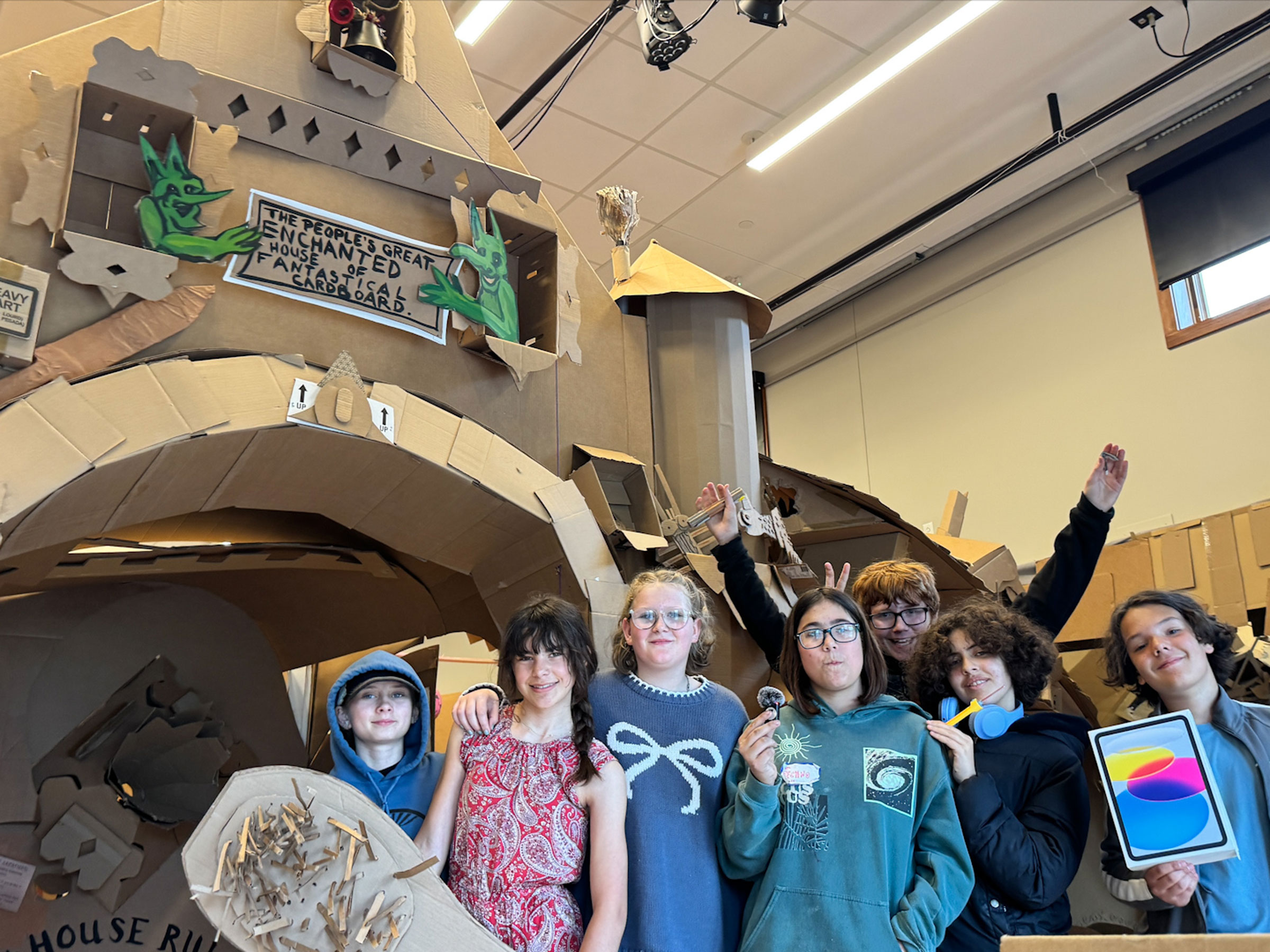 Visitez Cardtopia, un château interactif en carton