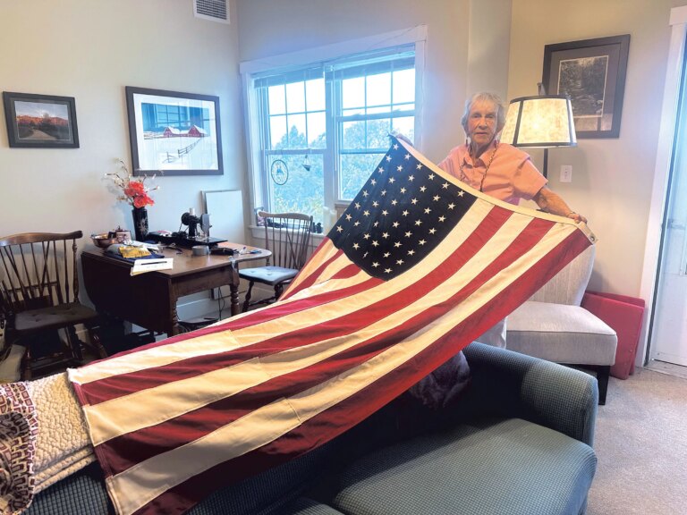 À 91 ans, Diane Mott répare toujours les drapeaux américains