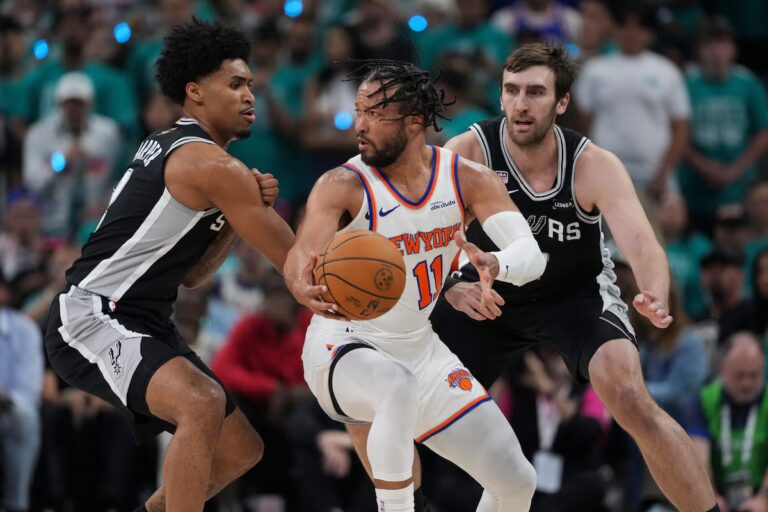 Brunson marque 30 points alors que les Knicks remportent le premier match de la finale de la NBA contre les Spurs avec une victoire de 105-95
