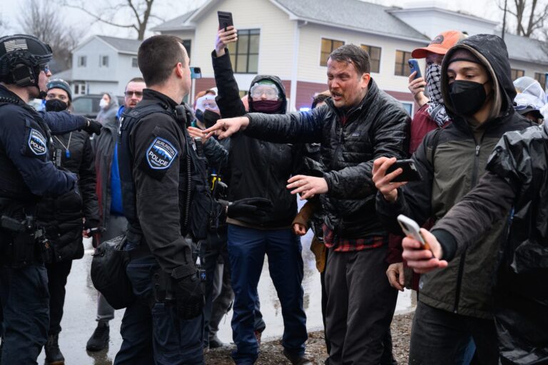 Burlington autorise les policiers à se conduire lors du raid de l'ICE en mars